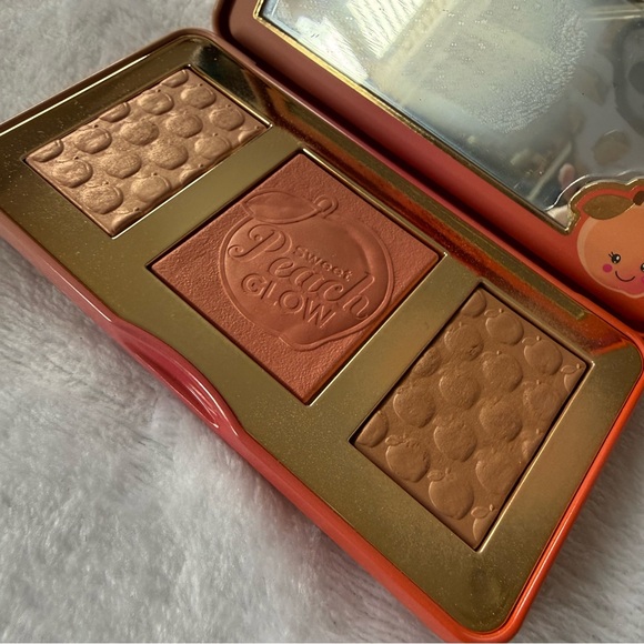 Too Faced Sweet Peach Glow Face Palette - Picture 4 of 5